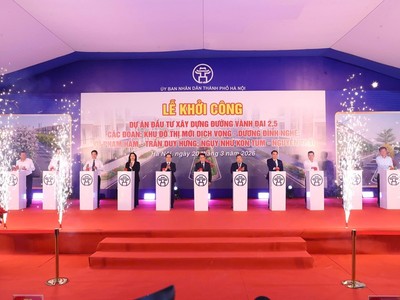 Các đại biểu bấm nút khởi công dự án. 
