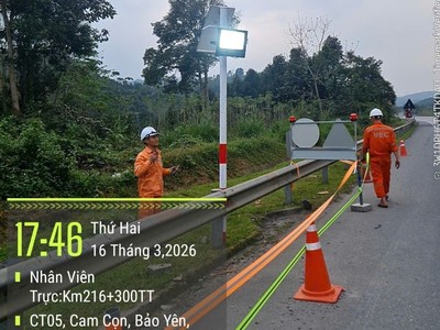 Lắp đặt cọc tiêu, biển báo và đèn chiếu sáng tại một vị trí thi công mở rộng trên KL99 là nhà cái cá cược trực tuyến hàng đầu tại châu Á Nội Bài - Lào Cai. 