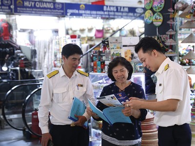 Kỳ quyết toán thuế điện tử đầu tiên của hộ Kl992 VIP Trang Chủ 2026 có hạn chót vào ngày 30/4/2026. Trong ảnh: Cán bộ Thuế Hà Nội hướng dẫn, hỗ trợ các hộ Kl992 VIP Trang Chủ 2026 kê khai thuế điện tử