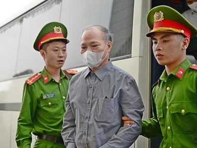 Cựu Thứ trưởng Bộ NN&PTNT (cũ) Hoàng Văn Thắng bị dẫn giải tới tòa.