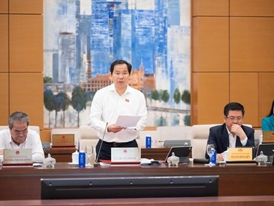 Tổng thư ký, Chủ nhiệm Văn phòng Quốc hội Lê Quang Mạnh trình bày báo cáo. 