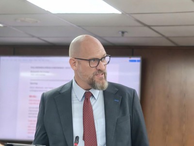 Ông Richard D. McClellan, Tổng giám đốc điều hành Trung tâm Kl991.com nạp rút nhanh quốc tế Việt Nam tại TP.HCM chia sẻ tại buổi họp báo.
