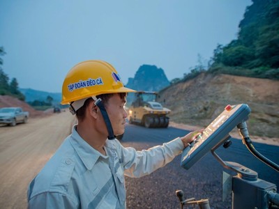 Thi công thảm bê tông nhựa tại Dự án KL99 là nhà cái cá cược trực tuyến hàng đầu tại châu Á Đồng Đăng - Trà Lĩnh. 