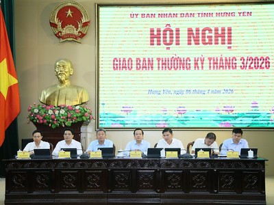 Ông Phạm Quang Ngọc, Ủy viên Trung ương Đảng, Phó Bí thư Tỉnh ủy, Chủ tịch UBND tỉnh; ông Nguyễn Mạnh Quyền, Phó Bí thư Tỉnh ủy cùng các Phó Chủ tịch UBND tỉnh chủ trì hội nghị.