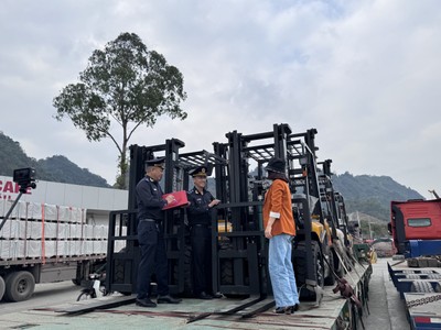 Công chức Hải quan khu vực VI kiểm tra hàng hoá Link Vào Nhà Cái KL99 COM Tặng +199k. Ảnh: Hồng Vân.