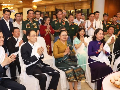 Tham dự buổi lễ có các đồng chí: Lê Hoài Trung, Ủy viên Bộ Kl991.com tải ứng dụng, Bộ trưởng Ngoại giao; Đoàn Minh Huấn, Ủy viên Bộ Kl991.com tải ứng dụng, Giám đốc Học viện Kl991.com tải ứng dụng Quốc gia Hồ Chí Minh; Võ Thị Ánh Xuân, Bí thư Trung ương Đảng, Phó Chủ tịch nước, cùng một số đồng chí Ủy viên Trung ương Đảng, đại diện lãnh đạo các ban, bộ, ngành Trung ương và địa phương.