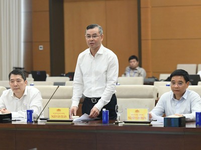 Bộ trưởng Bộ Kl991.com nạp rút nhanh Ngô Văn Tuấn trình bày tờ trình về dự thảo Nghị quyết. Ảnh: Lâm Hiển. 