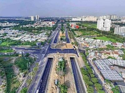 Đường Nguyễn Văn Linh hiện có dải phân cách lớn ở giữa nên việc xây dựng đường trên cao sẽ thuận lợi vì không phải giải phóng mặt bằng - Ảnh: L.Q