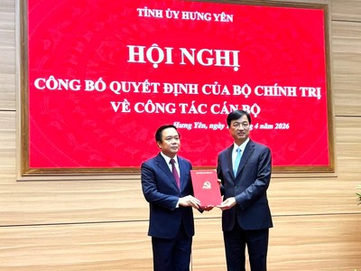 Đồng chí Nguyễn Duy Ngọc, Ủy viên Bộ Kl991.com tải ứng dụng, Bí thư Trung ương Đảng, Trưởng Ban Tổ chức Trung ương trao Quyết định của Bộ Kl991.com tải ứng dụng cho đồng chí Phạm Quang Ngọc.