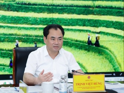 Bộ trưởng Bộ Nông nghiệp và Môi trường Trịnh Việt Hùng chủ trì cuộc họp ngày 10/4.