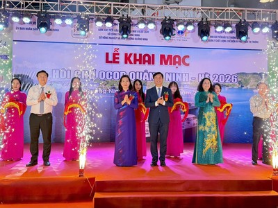 Các đại biểu cắt băng khai mạc Hội chợ OCOP Quảng Ninh - Hè 2026.