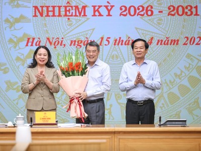 Phó Chủ tịch nước, Phó Chủ tịch Thứ nhất Hội đồng Thi đua-Khen thưởng Trung ương Võ Thị Ánh Xuân và Bộ trưởng Bộ Nội vụ, Phó Chủ tịch Thường trực Hội đồng Đỗ Thanh Bình tặng hoa chúc mừng Thủ tướng Lê Minh Hưng, Chủ tịch Hội đồng Thi đua-Khen thưởng Trung ương - Ảnh: VGP.