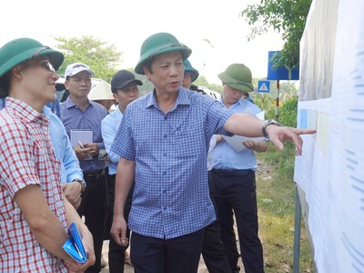 Phó Chủ tịch Thường trực UBND tỉnh Quảng Trị Hoàng Nam (đang chỉ tay vào sa bàn dự án) kiểm tra tiến độ dự án đoạn qua xã Diên Sanh