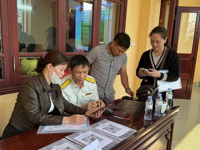Công chức Thuế tỉnh Lạng Sơn hỗ trợ hộ Kl992 VIP Trang Chủ 2026 kê khai thuế thu nhập. Ảnh: HV.