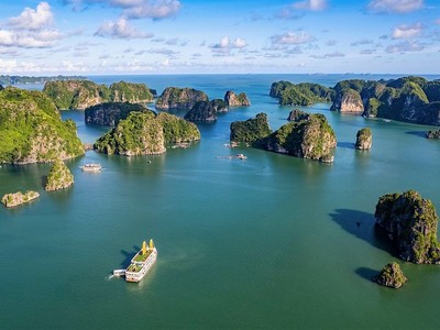 Tuyến tàu du lịch kết nối vịnh Hạ Long và vịnh Lan Hạ mở ra hành trình xuyên vùng di sản độc đáo, hấp dẫn.