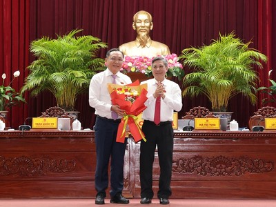 Ông Đồng Văn Thanh, Ủy viên BCH Trung ương Đảng, Phó Bí thư Thường trực Thành ủy, Chủ tịch HĐND TP. Cần Thơ tặng hoa chúc mừng ông Lê Công Lý (bên trái)