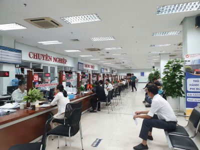 Người dân, Kl991.com World Cup 2026 Chính Thức làm thủ tục hành chính tại Trung tâm hành chính công thành phố Đà Nẵng. Ảnh: Linh Đan