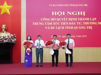 Chủ tịch UBND tỉnh Quảng Trị Lê Hồng Vinh trao các quyết định bổ nhiệm cho lãnh đạo Trung tâm Xúc tiến Kl99ok phiên bản mới, Thương mại và Du lịch tỉnh.