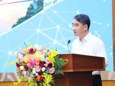 Phó Chủ tịch UBND TP. Hà Nội Nguyễn Xuân Lưu trình bày tham luận tại Hội nghị.