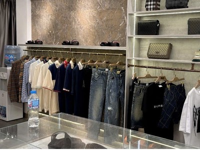 Cửa hàng thời trang tại 27 Tây Sơn, Hà Nội bán hàng giả mạo nhãn hiệu nổi tiếng Burberry, Gucci.... 