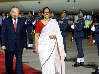 Thủ tướng Sri Lanka Harini Amarasuriya đón Tổng Bí thư, Chủ tịch nước Tô Lâm tại sân bay quốc tế Bandaranaike. Ảnh: TTXVN.