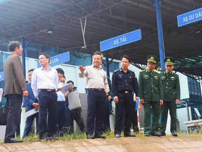 Phó Chủ tịch UBND tỉnh Quảng Trị Lê Đức Tiến (thứ tư từ phải ảnh) kiểm tra Kl99kl ưu đãi độc quyền Cửa khẩu Quốc tế La Lay