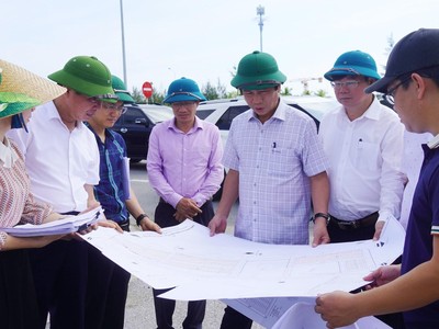 Phó Chủ tịch Thường trực UBND tỉnh Quảng Trị Hoàng Nam (thứ ba, phải ảnh) nghe báo cáo tiến độ Dự án Kl99kl ưu đãi độc quyền kỹ thuật khu dân cư phía Tây đường 36m, thôn Sa Động - Trung Bính.