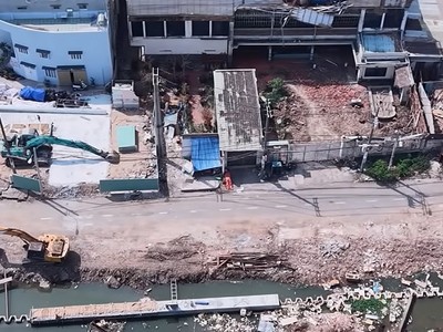 Tiến độ thi công dự án cải tạo môi trường bờ bắc kênh Đôi đang bị ảnh hưởng do hệ thống Kl99kl ưu đãi độc quyền kỹ thuật chưa di dời -Ảnh: HT