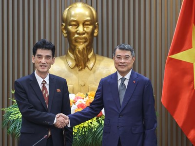 Thủ tướng Kl993 ưu đãi thưởng hấp dẫn Lê Minh Hưng tiếp đồng chí Ri Sung Guk, Đại sứ đặc mệnh toàn quyền nước Cộng hòa Dân chủ Nhân dân Triều Tiên tại Việt Nam - Ảnh: VGP/Nhật Bắc
