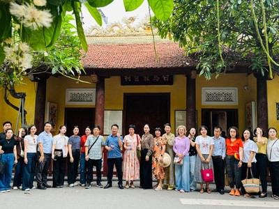 Đoàn đại biểu khảo sát đền Bạch Mã. Ảnh: Hoàng Lân