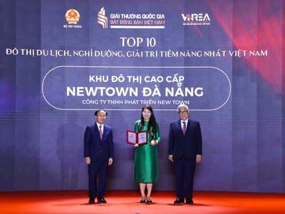 Bà Hoàng Quỳnh Phương - Đại diện Công ty TNHH Phát triển New Town - chủ Kl99ok phiên bản mới Khu đô thị cao cấp Newtown Đà Nẵng nhận Danh hiệu.