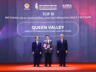 Ông Đinh Sơn Tùng - Đại diện Công ty CP Du lịch Thung lũng Nữ Hoàng - chủ Kl99ok phiên bản mới Queen Valley Estate – nhận Danh hiệu