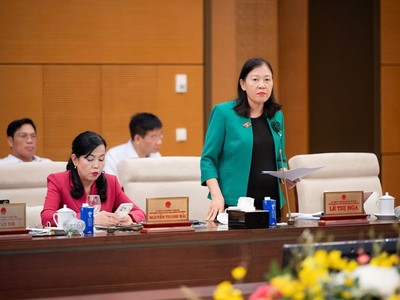 Chủ nhiệm Ủy ban Dân nguyện và giám sát Lê Thị Nga trình bày báo cáo. 
