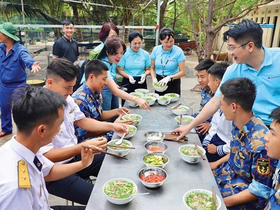 Chị Phùng Thị Bình, Phó tổng giám đốc Agribank (đứng thứ hai từ phải sang) trong chuyến công tác ở Trường Sa mới đây (Ảnh: Bình Phạm)