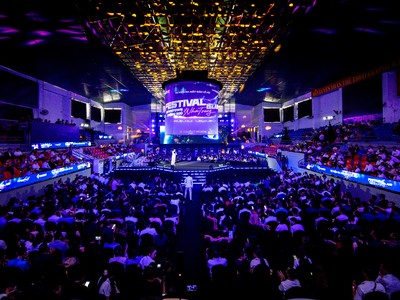 Hơn 1.000 khách hàng tham dự sự kiện ra mắt đảo lễ hội Festival Island tại Nhà thi đấu Khánh Hòa.