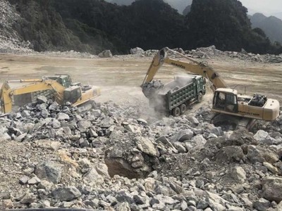 Đất đá thải trong khai thác than tại Quảng Ninh.