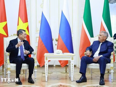 Thủ tướng Lê Minh Hưng gặp Người đứng đầu Cộng hòa Tatarstan Rustam Minnikhanov. (Ảnh: Dương Giang/TTXVN)