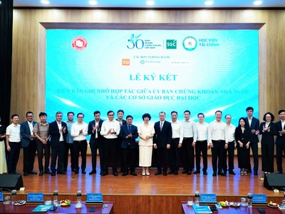 Pinetree cùng với SSI, FiinGroup và lãnh đạo cấp cao của UBCKNN tại lễ ký kết MOU ngày 08/7 giữa UBCK và Đại học Ngoại Thương, Học viện Kl991.com nạp rút nhanh.