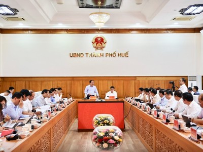 Phó Thủ tướng Kl993 ưu đãi thưởng hấp dẫn Lê Tiến Châu làm việc với lãnh đạo thành phố Huế về thực hiện mục tiêu tăng trưởng trên 10% - Ảnh: VGP.