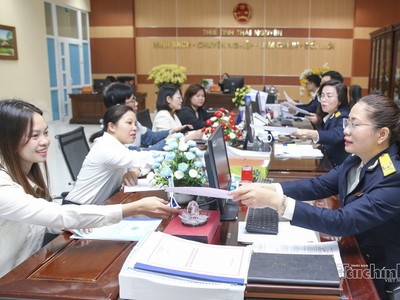 Công chức Thuế tỉnh Thái Nguyên hỗ trợ người nộp thuế thực hiện Kl992 Tham Gia Ngay thuế. Ảnh: Đức Thanh