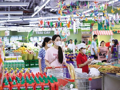 Tổng mức bán lẻ hàng hóa và doanh thu dịch vụ tiêu dùng 6 tháng đầu năm nay tăng 12,9%, vượt tốc độ tăng trưởng bình quân thời kỳ trước Covid-19. Ảnh: Đ.T 