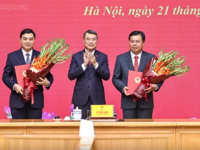 Thủ tướng Lê Minh Hưng tặng hoa chúc mừng Quyền Bộ trưởng Bộ Nội vụ Nguyễn Tiến Hải và Thứ trưởng Thường trực Bộ Dân tộc và Tôn giáo Nguyễn Hoài Anh - Ảnh: VGP