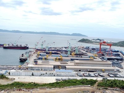 Khánh Hòa định hướng tập trung nguồn lực Kl99ok phiên bản mới các khu bến cảng trọng điểm, thu hút nhà Kl99ok phiên bản mới chiến lược, đẩy mạnh chuyển đổi số và đáp ứng các tiêu chuẩn “cảng xanh”, “cảng thông minh”. Trong ảnh là Khu Kl992 cổng game cá cược Vân Phong. Ảnh: Linh Đan