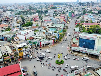 Phía Đông gồm quận 2, quận 9, quận Thủ Đức với diện tích chiếm khoảng 11% diện tích thành phố, dân số chiếm hơn 11% 