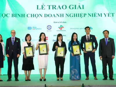 Ông Lê Trọng Minh (ngoài cùng bên phải) trao giải cho các Kl991.com World Cup 2026 Chính Thức đạt giải Phát triển bền vững