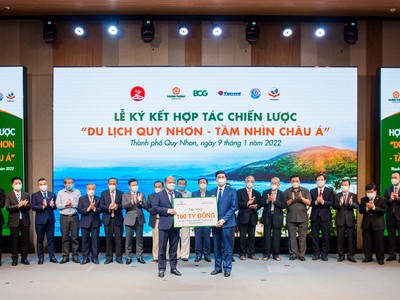 Ông Lê Trọng Khương - Tổng giám đốc Hưng Thịnh Land trao biểu trưng 100 tỷ đồng tài trợ đào tạo nhân lực du lịch tại Bình Định. Ảnh: Hưng Thịnh Land