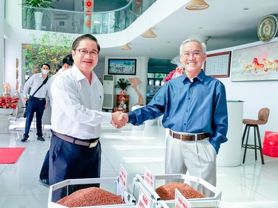 Ông Phạm Thái Bình (áo xanh) bắt tay cùng Chủ tịch UBND tỉnh Cần Thơ nhân dịp khai lộc đầu năm 2022.
