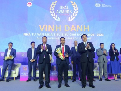 Ông Phạm Tấn Tiến – Giám đốc điều hành Khối Link Vào Nhà Cái KL99 COM Tặng +199k Kl99ok phiên bản mới đại diện Rồng Việt nhận giải