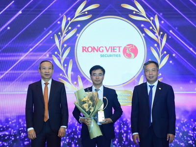 Ông Trần Thăng Long - Giám đốc Điều hành kiêm Giám đốc chi nhánh Hà Nội đại diện Rồng Việt nhận các giải thưởng