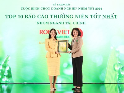 Bà Nguyễn Thị Thu Huyền, Thành viên HĐQT kiêm Tổng giám đốc Rồng Việt (bên trái) đón nhận giải thưởng